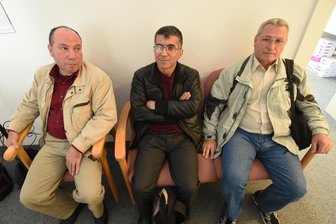 Drei Männer und das lange Warten -