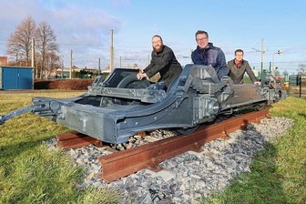 Drei Männer und ihr "Baby": Ein Stück Zwickauer Geschichte gerettet - Sie haben etwas bewegt: Peter Pauker, Sebastian Eßbach und Steffen Schranil (v. l.) am aufgearbeiteten Fahrgestell des Sachsenwerk-Triebwagens Nummer 67, der von 1926 bis 1969 in Zwickau im Einsatz war.