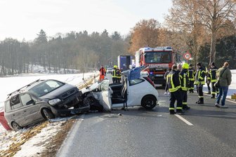Drei Menschen bei Frontalzusammenstoß auf B 92 nahe Plauen verletzt - Auf der Elsterberg Landstraße/B 92 sind am Mittwoch zwei Autos frontal zusammengestoßen.
