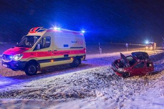 Drei Menschen bei Glätteunfall verletzt -
