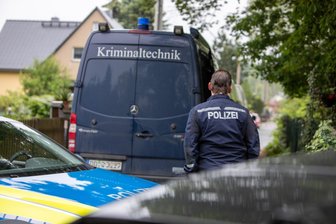 Drei Menschen im Vogtland mit der Axt getötet: War ein junger Mann mit der Pflege seines Opas überfordert? - Spurensicherung: Was die Beamten sahen, schildern sie am Donnerstag vor Gericht.
