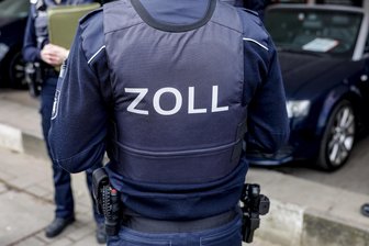 Drei Millionen Euro Schaden wegen Schwarzarbeit: 100 Beamte durchsuchen Häuser in Chemnitz, Tschechien und im Erzgebirge - Grenzüberschreitend wurden am Dienstag Wohn- und Geschäftsräume durchsucht. Der Verdacht: Schwarzarbeit.