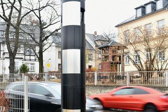 Drei neue Blitzer: Wo Autofahrer künftig in Freiberg aufpassen müssen - Gegenüber der Pestalozzi-Grundschule (rechts) soll an der Anton Günther-Straße wieder ein Blitzer aufgebaut werden. Der Vorgänger (hier im Bild) hatte in vier Jahren 28.800 Temposünder ertappt.