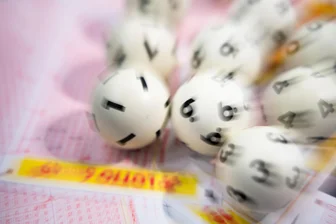 Drei neue Lotto-Millionäre in Sachsen: Das machen die Glückspilze jetzt mit ihrem Gewinn - Die richtigen Kreuze auf dem Tippschein haben in diesem Jahr schon drei Menschen in Sachsen zu Lotto-Millionären gemacht.