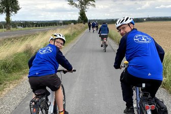 Drei neue Radwege bei Hainichen: Wie gut rollt es? - Wilhelm (l.) und Christian Garbrecht aus Gersdorf auf dem straßenbegleitenden Radweg an der B 169 von Gersdorf in Richtung Falkenau.