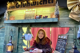 Drei Neuerungen rund um den Schwarzenberger Weihnachtsmarkt - Hannah Junghans verkauft am „Glühwichtl“ die Heißgetränke.