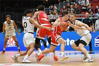 Drei Niners-Spieler für deutsche Basketball-Nationalmannschaft nominiert - Drei Niners (in weiß, hier im Europe-Cup-Spiel gegen Cholet) für die Nationalmannschaft: Jason George, Nelson Weidemann und Jonas Richter (von links).