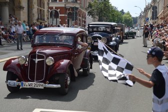 Drei Oldtimertreffen im Vogtland: Erst Hitze, dann Hagel - Vom Falkensteiner Rathaus startete die "Trützschler-Classic".