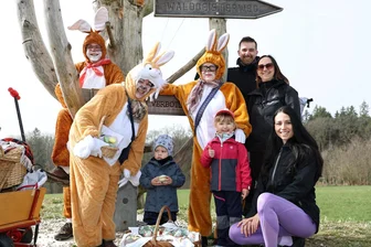 Drei Osterhasen überraschen Kinder im erzgebirgischen Greifensteinwald - Löffel, Flopsi und Hopsi (v. l.) haben im Greifensteinwald viele Mädchen und Jungen überrascht.