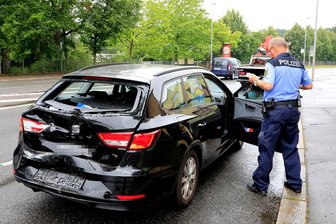 Drei Personen bei Auffahrunfall in Chemnitz verletzt - Bei einem Unfall auf der Leipziger Straße in Chemnitz sind am Samstagmorgen drei Personen verletzt worden.