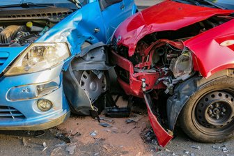 Drei Personen bei Autounfall in Schneeberg verletzt - Drei Autos waren bei dem Unfall auf der Silberbachstraße in Schneeberg beteiligt.