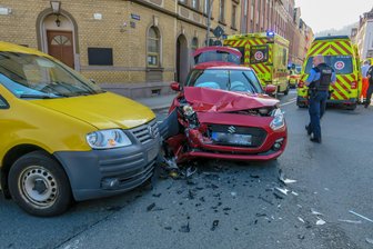 Drei Personen bei Kollision auf Kreuzung verletzt -