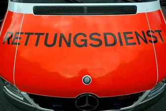 Drei Promille: Betrunkener Radfahrer kollidiert mit Laternenmast -