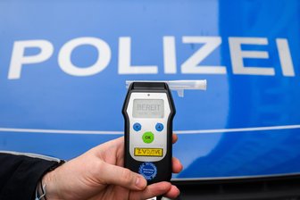 Drei Promille: Polizei stoppt Schlangenlinien-Fahrer im Vogtland - Einen stark alkoholisierten Autofahrer stoppte die Polizei in Netzschkau.