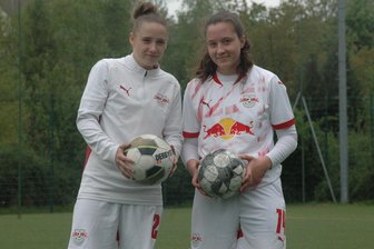 Drei Punkte nach Elfmeterschießen: Mittelsächsische Fußballerinnen gewinnen beim Hamburger SV auf kuriose Weise - Chayenne Eulitz und Charlotte Kempe (r.) haben mit RB Leipzig die Talenterunde der U-17-Frauen gewonnen.