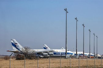 Drei russische Antonows sitzen in Leipzig/Halle fest: So steht es um die Riesenflieger - Die drei Frachtflugzeuge vom Typ Antonow An-124 der russischen Volga-Dnepr-Gruppe dürfen seit zwei Jahren nicht vom Flughafen Leipzig/Halle abheben, da der Luftraum der EU für russische Flugzeuge gesperrt ist.