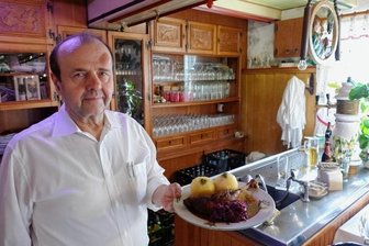 Drei Schließungen: Gelenau gehen die Gastronomen aus - Noch gibt es Gänsekeulen mit Rotkraut und Klößen bei Heinz Scherzer. Doch am 18. Dezember schließt er die Erzgebirgische Dorfschänke für immer zu.