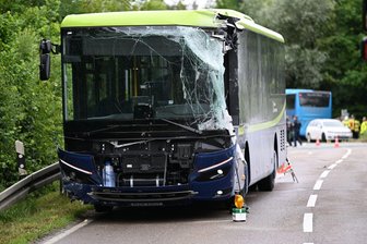 Drei Schwerstverletzte nach Busunfall in Oberbayern - Ein Linienbus und ein Reisebus waren auf einer Staatsstraße im Landkreis Dachau zusammengestoßen.