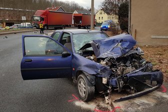 Drei Schwerverletzte bei Frontalzusammenstoß - 