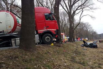 Drei Schwerverletzte bei Unfall auf der B 173 in Plauen - Ein Audi ist auf der B 173 mit einem Lastwagen zusammengestoßen.