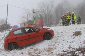 Drei Schwerverletzte bei Unfall bei Bärenstein - Eine 24-Jährige kam auf der B95 bei Bärenstein mit ihrem Auto von der Fahrbahn ab und rutschte einen Hang hinab.