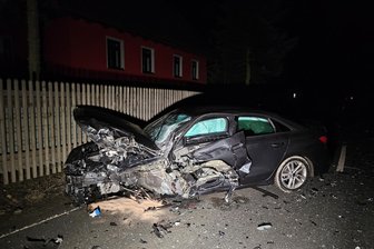 Drei Schwerverletzte bei Verkehrsunfall im vogtländischen Oelsnitz - Bei dem schweren Unfall auf der Hofer Straße in Oelsnitz wurde auch der Fahrer dieses Audi schwer verletzt.