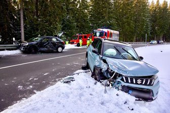 Drei Schwerverletzte bei Verkehrsunfall im Vogtland – Straße drei Stunden gesperrt - Verkehrsunfall am Freitag zwischen Klingenthal und Muldenberg.