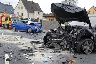 Die beiden Autos wurden bei dem Zusammenstoß schwer beschädigt.