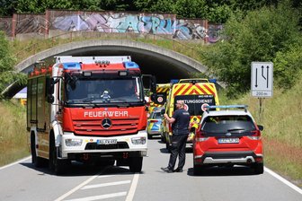 Drei Schwerverletzte nach Frontalcrash im Erzgebirge: Autobahnzubringer stundenlang voll gesperrt - Nach einem Unfall auf dem Autobahnzubringer Aue sind am Freitag die Feuerwehr und der Rettungsdienst angerückt.