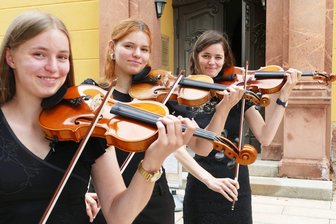 Drei Schwestern aus Hessen finden in Augustusburg ihr musikalisches Glück - Ruth, Martha und Johanna Weidner (von links) fühlen sich in der Jungen Philharmonie Augustusburg pudelwohl.