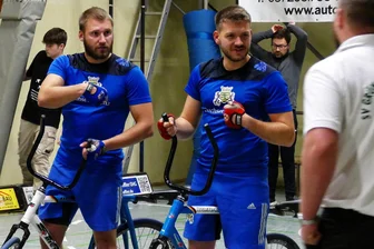 Drei Siege bringen Niederlautersteins Radballer in der 2. Bundesliga auf Podestkurs - Für Paul Simon (links) und Hendrik Neubert läuft es derzeit glänzend.