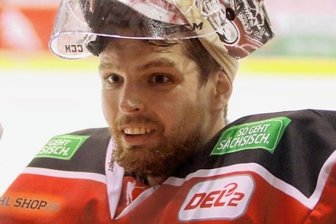 Drei Spiele in sechs Tagen: Für Eispiraten geht's um viel - Ex-Eispiraten-Torwart Luka Gracnar steht jetzt bei Landshut im Kasten.