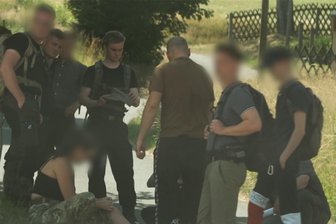Drei Stahlhelme beschlagnahmt: Wie tief sind die Verbindungen eines Zwickauer AfD-Stadtrats in die Neonaziszene? - 2023 unternahm eine Gruppe um den Neonazi Sanny Kujath (Zweiter von links) eine Wanderung durch Zwickau, die als Gründungstreffen einer neuen rechtsextremen Struktur verstanden werden kann. Mit dabei: AfD-Stadtrat Julian Bader (Vierter von rechts).
