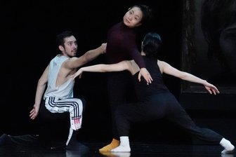 Drei starke Frauen im Mittelpunkt - Tanzszene mit Lorenzo Colella, Miyu Fukagawa und Momoe Kawamura (v. l.).