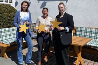 Drei Sterne verteidigt: Hotel im Vogtland bleibt Top-Adresse für Urlauber - Daniela Seidel von der IHK, Hotelchefin Tina Goldhahn und Kathleen Rabe von der Dehoga freuen sich.