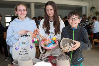 Drei Tage für eine „Freundschaft im Dreierpack“ zwischen jungen Leuten aus dem Erzgebirge und Tschechien - Maylin, Hanna und Vosta (v. l.) - zeigen voller Stolz das Geschaffene.