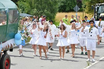 Drei Tage Kult beim Vogelschießen in Voigtsdorf: Holzhauer Faschingsfreunde ganz in Weiß - Beim Festumzug zum traditionellen Vogelschießen in Voigtsdorf waren am Sonntag insgesamt 15 Bilder von Vereinen und Firmen aus Rechenberg-Bienenmühle, Cämmerswalde, Lichtenberg, Holzhau und Voigtsdorf zu sehen, darunter die Mitglieder im Skifaschingsclub Holzhau.