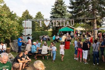 Drei Tage lang steppt in Tettau wieder der Bär - Tettauer, ehemalige Tettauer und Besucher aus der Umgebung treffen sich am dritten Augustwochenende wieder beim Dorf- und Heimatfest auf dem idyllisch gelegenen Festplatz hinter der alten Schule. 