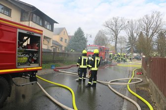 Drei Tage nach dem Großbrand in Schönberg: So geht es dem Landwirt und seiner Familie - Alle Feuerwehren aus der Umgebung halfen, den Brand zu löschen.