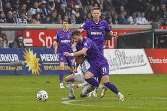 Drei Tage nach Personalknall: Erzgebirge Aue mit Punktgewinn in Duisburg - Ein umkämpftes Spiel in Duisburg, das beweist diese Szene zwischen Eric Uhlmann (r.) und Duisburgs Conor Noß (l.).