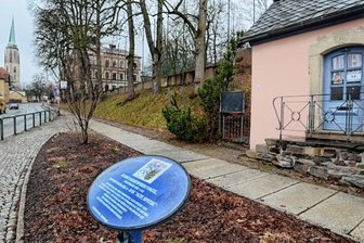 Drei Tage rund um Mundart - Das Alte Spital in Falkenstein ist an diesem Wochenende Treffpunkt der Vogtländischen Mundarttage. Eine Tafel beim Stadtrundgang erinnert an die wechselvolle Geschichte des Hauses. 