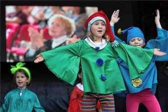 Drei Tage Trubel in der Stadt: Tausende Besucher strömten zum Plauener Spitzenfest - Vor dem Tanzmarathon am Samstag auf der Hauptbühne ehrten drei Vereine die jüngst verstorbene Ehrenbürgerin Ruth Müller-Landauer.