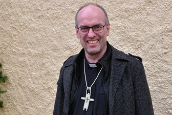 Drei Tage wird im Erzgebirge afrikanisch gegospelt - Pfarrer Dr. Sebastian Schurig leitet den African-Gospel-Workshop. Das Massai-Kreuz mit Perlen und einem Tansanit-Stein hat der Thumer bei einer seiner Afrikareisen geschenkt bekommen.