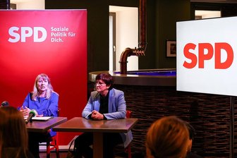 Drei Tage zuhören: SPD-Chefin zu Besuch in Westsachsen - Sachsens Sozialministerin Petra Köpping (SPD; links) und SPD-Chefin Saskia Esken bei einer Gesprächsrunde im Gasometer in Zwickau. Esken hat für drei Tage die westsächsische Region besucht.