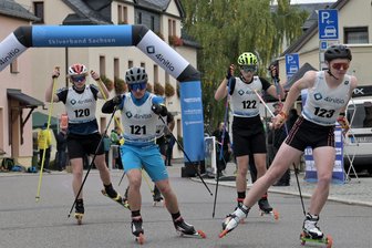 Drei-Tannen-Citylauf in Thalheim: Rollskiläufer brechen Rekord - Bei den Junioren sicherte sich Linus Clauß vom SSV Geyer (Startnummer 121) den Sieg.