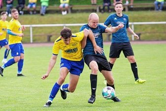 Drei Teams wahren ihre weiße Weste - Mit 2:2 trennten sich der FSV Zwönitz - hier mit Marian Gerber (l.) im Zweikampf gegen Mirko Wagner - und Grünhain-Beierfeld. 