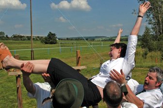 Drei tolle Tage und ein doppeltes Jubiläum: Das bietet das Schützenfest in Gahlenz - Rückblick: Im Juni 2006 bestieg Christin Schöbel den Königsthron, sie war 34. Schützenkönigin von Gahlenz und damit überhaupt die fünfte Frau, die sich den Titel holte. Die Gahlenzer ließen sie hochleben.