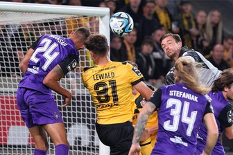 Drei Tore, einmal Gelb-Rot: So hitzig lief das Sachsenderby zwischen Dynamo Dresden und Erzgebirge Aue - Eng, umkämpft und stimmungsvoll: Steffen Nkansah, Jakob Lewald, Marvin Stefaniak, Torwart Martin Männel und Tim Danhof (v.li.) kämpfen im Derby leidenschaftlich um den Ball. 