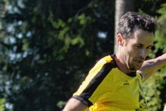 Drei Tore schießen die "Aushilfsspieler" - Marcel Dressel (am Ball) traf bereits in der Vorwoche zwei Mal. Mit drei Treffern ist er bisher der beste Torschütze des VfB II.