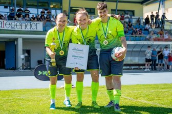 Drei Torschützenköniginnen aus einem Team: Bräunsdorfer Fußballerinnen glückt raffinierter Plan - Lilli Andrä, Antonia Franke und Tammy Goldstein (v. l.) gelang in dieser Saison ein besonderes Kunststück.